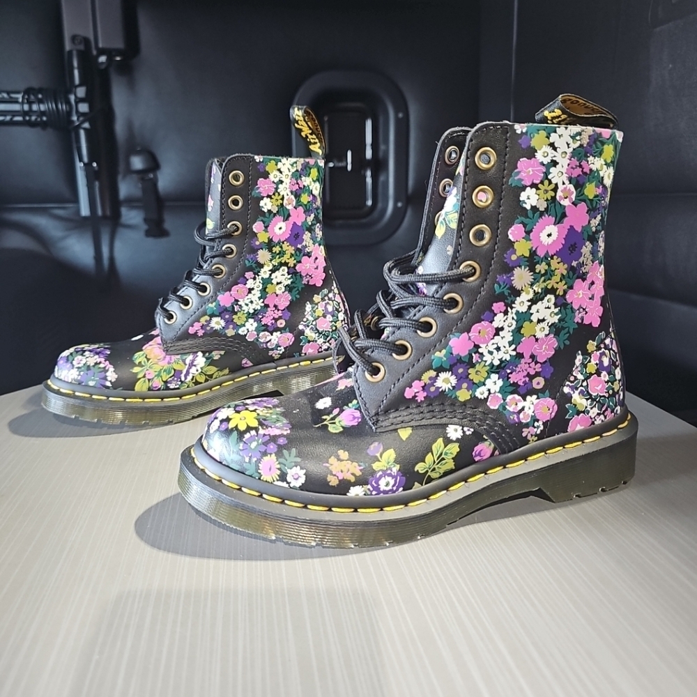 DR MARTENS Women’s 1460‎ Pascal Combat Boot Black Floral Sz 5 NWOT/NWOB